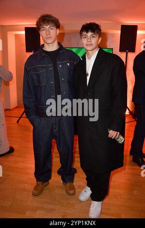 Noah Miguel Oechsle Rodriguez und Paul Bohme bei der 4. Charity Promi Pack 2024 Aktion von Maximilian Seitz in der Mall von Berlin. Berlin, 27.11.2024 *** Noah Miguel Oechsle Rodriguez und Paul Bohme bei der 4 Charity Promi Pack 2024 Kampagne von Maximilian Seitz in der Berliner Mall, 27 11 2024 Foto:Xn.xKubelkax/xFuturexImagex Promi Pack 4169 Stockfoto