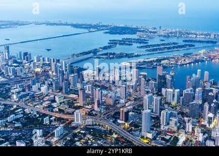 Blick aus der Vogelperspektive auf die Skyline von Miami mit Wolkenkratzern in Downtown Brickell und Miami Beach bei Nacht Blue Hour in Miami, USA Stockfoto