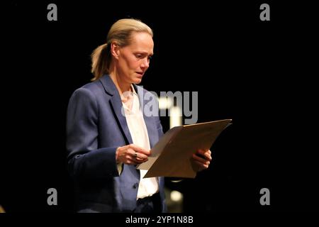 Anna Schudt während der Fotoprobe für das Stück Changes in der Schaubühne am Lehniner Platz in Berlin, 27. November 2024. // Von Maja Zade. Regie Thomas Ostermeier. Bühne Magda Willi. Kostüme Nehle Balkhausen. Premiere ist am 30. November 2024. *** Anna Schudt während der Fotoprobe für die Theaterwechsel an der Schaubühne am Lehniner Platz in Berlin, 27. November 2024 von Maja Zade Regisseur Thomas Ostermeier Bühne Magda Willi Kostüme Nehle Balkhausen Premiere ist am 30. November 2024 Schaubühne Berlin wechselt Stockfoto