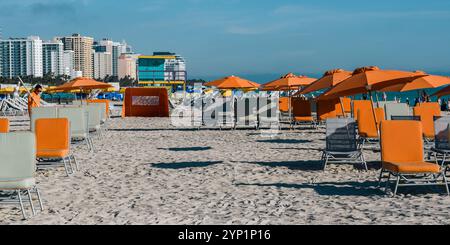 Miami Beach, USA - 29. Dezember 2017: Leere Liegen und Sonnenschirme während der Nebensaison. Stockfoto