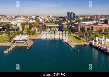 Blick aus der Vogelperspektive auf den Park und den Yachthafen an einem Stadtufer von Geelong in Victoria, Australien Stockfoto