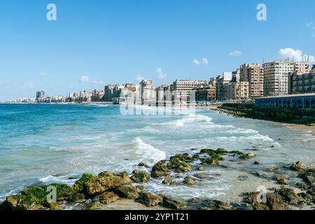 Alexandria ist eine Stadt in Ägypten am Ufer des Mittelmeers. Stadtlandschaft, Gebäude Stockfoto