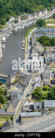 Aus der Vogelperspektive von Dinan. Die kleine bretonische Stadt ist berühmt für ihre Burg, ihren kleinen Hafen und die alten Gebäude des historischen Zentrums. 06-30-2024. Frankreich Stockfoto