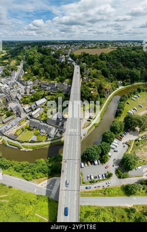 Aus der Vogelperspektive von Dinan. Die kleine bretonische Stadt ist berühmt für ihre Burg, ihren kleinen Hafen und die alten Gebäude des historischen Zentrums. 06-30-2024. Frankreich Stockfoto