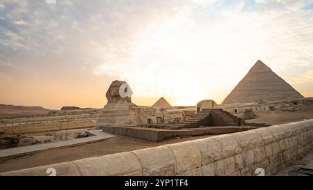 Sehen Sie das berühmte Wunder der Welt Sphinx und Pyramiden Gizeh, Ägypten Sonnenuntergang Himmel. Stockfoto