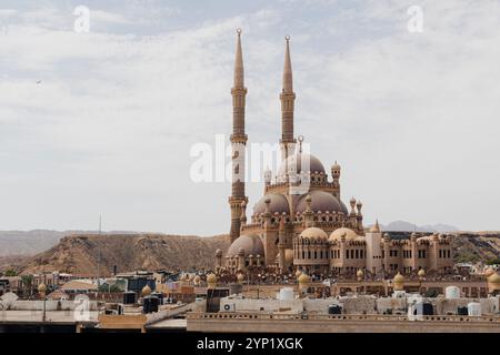 Al Mustafa Moschee in der Altstadt von Sharm El Sheikh. Platz in der Nähe der Moschee. Stockfoto