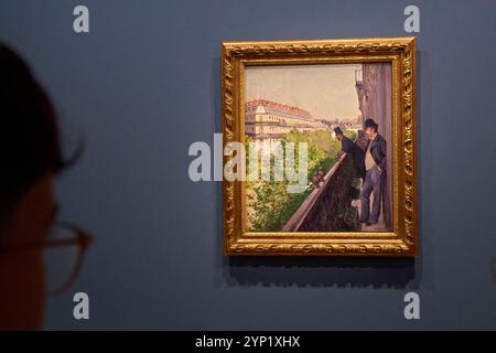 Besucher sehen Gustave Caillebottes Gemälde im Musee d'Orsay am 27. November 2024 in Paris, Frankreich. Etwa ein Jahrhundert lang war Gustave Caillebotte der diskreteste unter den Impressionisten und kam erst 1994 wieder ins Rampenlicht, als das Grand Palais in Paris 1894 mit einer denkwürdigen Retrospektive sein hundertjähriges Bestehen feierte. Seitdem war der französische Maler Gegenstand mehrerer Ausstellungen von London bis Washington, DC bis zur Schweiz. Jetzt haben sich das Musee d'Orsay in Paris, das J. Paul Getty Museum in Los Angeles und das Art Institute of Chicago zusammengeschlossen Stockfoto