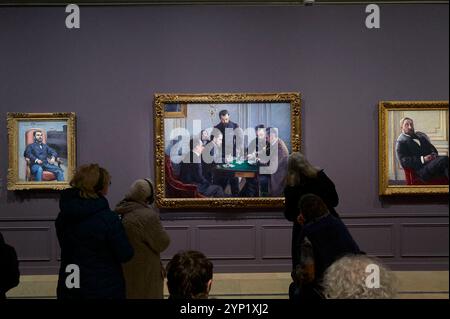 Besucher sehen Gustave Caillebottes Gemälde im Musee d'Orsay am 27. November 2024 in Paris, Frankreich. Etwa ein Jahrhundert lang war Gustave Caillebotte der diskreteste unter den Impressionisten und kam erst 1994 wieder ins Rampenlicht, als das Grand Palais in Paris 1894 mit einer denkwürdigen Retrospektive sein hundertjähriges Bestehen feierte. Seitdem war der französische Maler Gegenstand mehrerer Ausstellungen von London bis Washington, DC bis zur Schweiz. Jetzt haben sich das Musee d'Orsay in Paris, das J. Paul Getty Museum in Los Angeles und das Art Institute of Chicago zusammengeschlossen Stockfoto