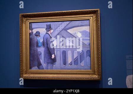 Besucher sehen Gustave Caillebottes Gemälde im Musee d'Orsay am 27. November 2024 in Paris, Frankreich. Etwa ein Jahrhundert lang war Gustave Caillebotte der diskreteste unter den Impressionisten und kam erst 1994 wieder ins Rampenlicht, als das Grand Palais in Paris 1894 mit einer denkwürdigen Retrospektive sein hundertjähriges Bestehen feierte. Seitdem war der französische Maler Gegenstand mehrerer Ausstellungen von London bis Washington, DC bis zur Schweiz. Jetzt haben sich das Musee d'Orsay in Paris, das J. Paul Getty Museum in Los Angeles und das Art Institute of Chicago zusammengeschlossen Stockfoto