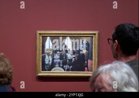 Besucher sehen Gustave Caillebottes Gemälde im Musee d'Orsay am 27. November 2024 in Paris, Frankreich. Etwa ein Jahrhundert lang war Gustave Caillebotte der diskreteste unter den Impressionisten und kam erst 1994 wieder ins Rampenlicht, als das Grand Palais in Paris 1894 mit einer denkwürdigen Retrospektive sein hundertjähriges Bestehen feierte. Seitdem war der französische Maler Gegenstand mehrerer Ausstellungen von London bis Washington, DC bis zur Schweiz. Jetzt haben sich das Musee d'Orsay in Paris, das J. Paul Getty Museum in Los Angeles und das Art Institute of Chicago zusammengeschlossen Stockfoto