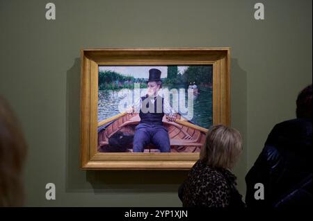 Besucher sehen Gustave Caillebottes Gemälde im Musee d'Orsay am 27. November 2024 in Paris, Frankreich. Etwa ein Jahrhundert lang war Gustave Caillebotte der diskreteste unter den Impressionisten und kam erst 1994 wieder ins Rampenlicht, als das Grand Palais in Paris 1894 mit einer denkwürdigen Retrospektive sein hundertjähriges Bestehen feierte. Seitdem war der französische Maler Gegenstand mehrerer Ausstellungen von London bis Washington, DC bis zur Schweiz. Jetzt haben sich das Musee d'Orsay in Paris, das J. Paul Getty Museum in Los Angeles und das Art Institute of Chicago zusammengeschlossen Stockfoto