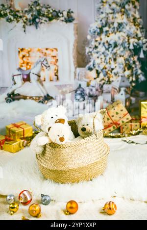 Kuschelspielzeug in Körben, Bestellung im Kinderzimmer, Hintergrund Stockfoto