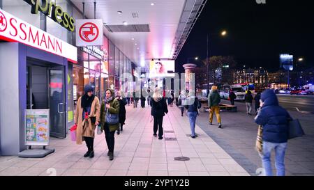 Warschau, Polen. 22. November 2024. Menschenmassen, die nachts bei Straßenverkäufern auf den Gehwegen der Marszalkowska Straße einkaufen. Stockfoto