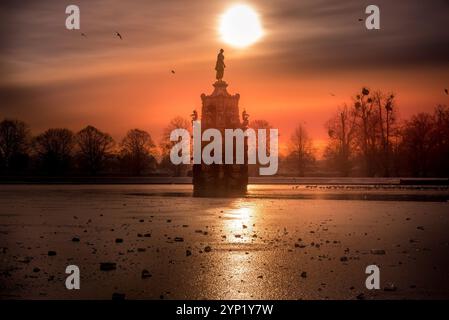 Diana-Brunnen im Bushy Park bei Sonnenaufgang Stockfoto