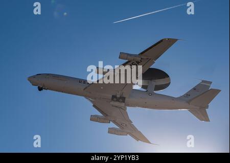 Ein E-3 Sentry Airborne Warn- und Kontrollsystem (AWACS), das der 962. Airborne Air Control Squadron, Joint Base Elmendorf-Richardson, Alaska, zugeordnet ist Stockfoto