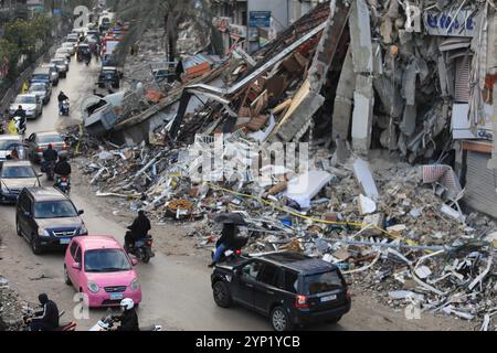 Beirut, Libanon. November 2024. Vertriebene kehren nach dem Waffenstillstand am 27. November 2024 in den südlichen Vororten von Beirut, Libanon, in ihre Heimat zurück. Das israelische Sicherheitskabinett hat am Dienstagabend ein Waffenstillstandsabkommen mit dem Libanon gebilligt und damit den Weg für ein Ende eines fast 14-monatigen Konflikts geebnet, der größtenteils mit dem andauernden Konflikt im Gazastreifen zusammenhängt, bei dem ab Mittwoch 44.282 Palästinenser ums Leben kamen. Quelle: Str/Xinhua/Alamy Live News Stockfoto