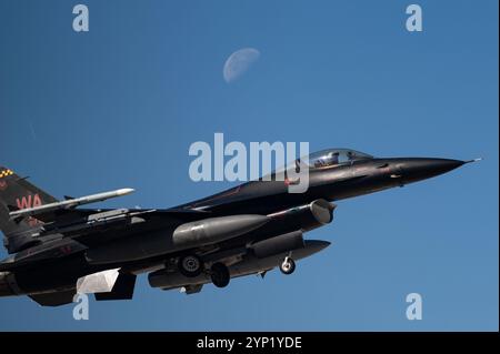 Ein F-16 Kampffalke, der der 64th Aggressor Squadron zugeteilt wurde, startet für eine Mission zur Integration der Waffenschule auf der Nellis Air Force Base, Nevada, N Stockfoto