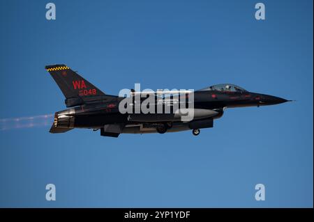 Ein F-16 Kampffalke, der der 64. Aggressor Squadron zugeteilt wurde, startet für eine Mission zur Integration der Waffenschule auf der Nellis Air Force Base, Nevada. Stockfoto