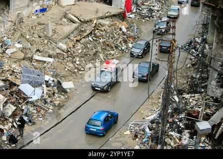 Beirut, Libanon. November 2024. Vertriebene fahren nach dem Waffenstillstand am 27. November 2024 in die Region al-Zahrani im südlichen Libanon. Das israelische Sicherheitskabinett hat am Dienstagabend ein Waffenstillstandsabkommen mit dem Libanon gebilligt und damit den Weg für ein Ende eines fast 14-monatigen Konflikts geebnet, der größtenteils mit dem andauernden Konflikt im Gazastreifen zusammenhängt, bei dem ab Mittwoch 44.282 Palästinenser ums Leben kamen. Quelle: Ali Hashisho/Xinhua/Alamy Live News Stockfoto