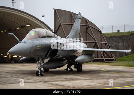 Eine französische Luft- und Raumfahrtwaffe Dassault Rafale B erhält ihre letzten Kontrollen vor dem Flug während einer Agile Combat Employment Übung auf dem Luftwaffenstützpunkt Spangdahlem Stockfoto