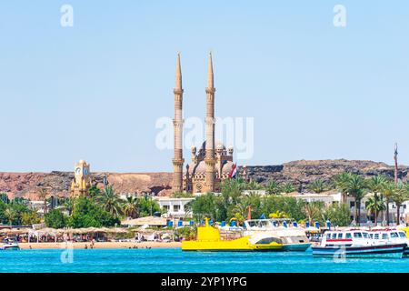 Al Mustafa Moschee in der Altstadt von Scharm El Sheikh, Ägypten. Eine der wichtigsten Touristenattraktionen mit herrlicher Architektur. Blaues Meer im Vorläufer Stockfoto