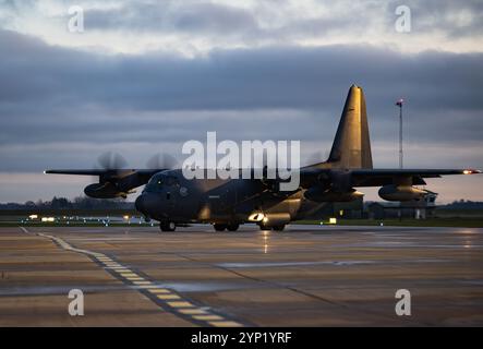 Ein MC-130J Commando II der US Air Force vom 352d Special Operations Wing Taxis auf der Landebahn während des Trainings Adamant Serpent 2025 bei Såtenäs Air Bas Stockfoto