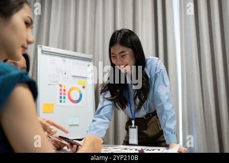 Professionelles Team, das in einer modernen Büroumgebung mit kreativen Geschäftsstrategien und innovativen Lösungen zusammenarbeitet Stockfoto