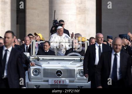 Vatikanstadt, Vatikan, 27. November 2024. Papst Franziskus duringhis ist eine wöchentliche Generalaudienz im Vatikan. v Stockfoto