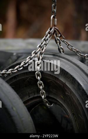 Ausgediente Reifen hängen in Ketten auf dem Kinderspielplatz norfolk england Stockfoto