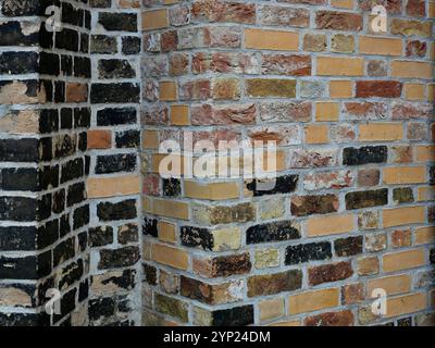 Die Kirchenwand wurde renoviert: Verschiedene Ziegelsteine haben Farbnuancen, die ein beeindruckendes, historisches Flair vermitteln Stockfoto