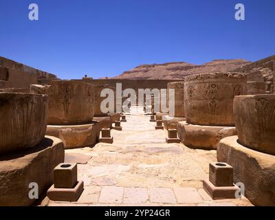 Säulen im Totentempel von Ramesses III., Medinet Habu, Ägypten Stockfoto