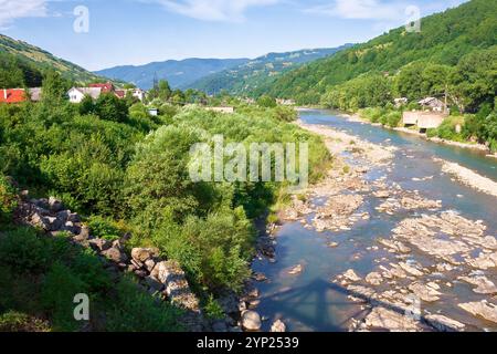 Der tysa Fluss fließt durch das Tal. Sonniges Wetter im Sommer. Berglandschaft der Region rakhiv in der ukraine Stockfoto