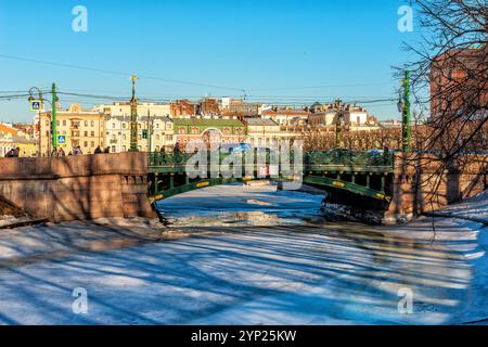 Michailowski, er ist die erste Gartenbrücke, eine einzige bogenförmige Einspur mit einem schönen gusseisernen Grill in St. Petersburg Stockfoto