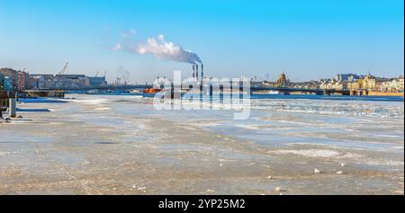 Eröffnungseis auf dem Neva River Icebuilding in St. Petersburg Stockfoto