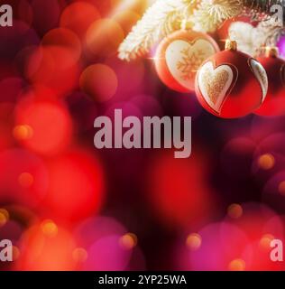 Dekorative Weihnachtskugeln mit Herzdekorationen und Bokeh-Hintergrund, Weihnachts- und Feiertagskonzept, Kopierraum Stockfoto