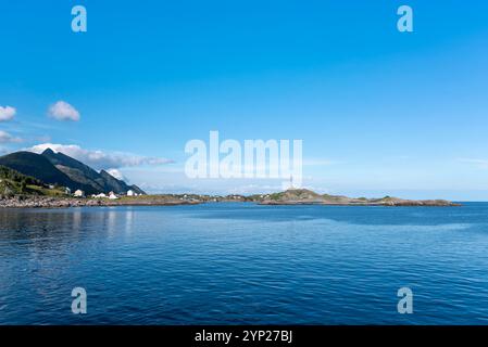 Landschaft am Vestfjord mit Blick auf die Dörfer Tind und Sorvagen, A i Lofoten, Moskenesoy, Lofoten, Norwegen, Europa Stockfoto