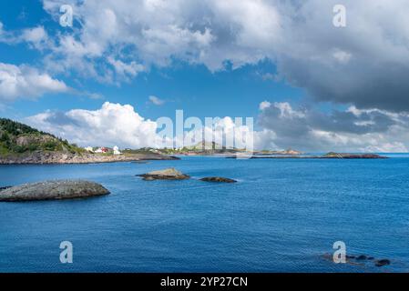 Landschaft am Vestfjord mit Blick auf die Dörfer Tind und Sorvagen, A i Lofoten, Moskenesoy, Lofoten, Norwegen, Europa Stockfoto