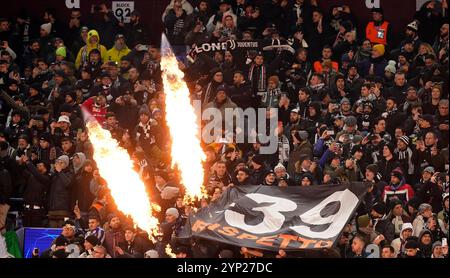 Birmingham, Großbritannien. November 2024. Juventus Fans beim UEFA Champions League Spiel im Villa Park, Birmingham. Der Bildnachweis sollte lauten: Andrew Yates/Sportimage Credit: Sportimage Ltd/Alamy Live News Stockfoto