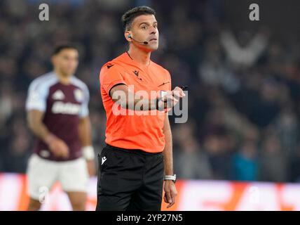 Birmingham, Großbritannien. November 2024. Schiedsrichter Gil Manzano beim UEFA Champions League Spiel in Villa Park, Birmingham. Der Bildnachweis sollte lauten: Andrew Yates/Sportimage Credit: Sportimage Ltd/Alamy Live News Stockfoto