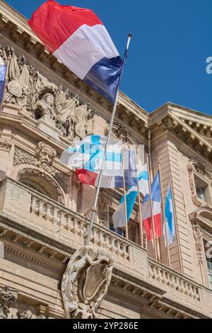 Marseille. Frankreich - 27. November 2024: Rathaus von Marseille mit französischen Flaggen, die die detailreiche Fassade und den klaren blauen Himmel zeigen, perfekt für Themen von Stockfoto