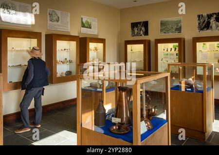 Großbritannien, Wales, Gwynedd, Snowdonia, Beddgelert Sygun Copper Mine, Besucher im Ausstellungsbereich Stockfoto