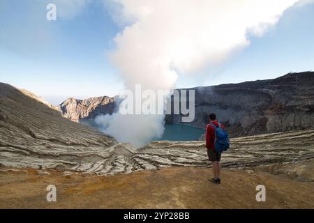 Wanderer, der den Krater von Kawah Ijen in Indonesien betrachtet Stockfoto