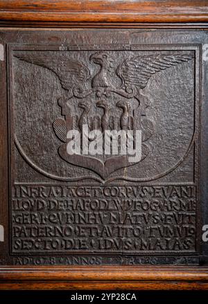 Großbritannien, Wales, Gwynedd, Snowdonia, Beddgelert, St. Mary’s Pfarrkirche, 1678 geschnitzt Evan Lloyd High Sheriff of Caernarvonshire, hölzerne Tafel Stockfoto