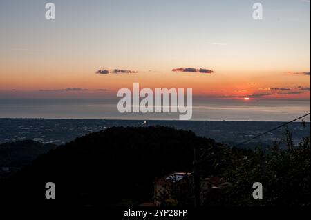 Blick auf Viareggio/Forte dei Marmi und die Mittelmeerküste, Italien Stockfoto