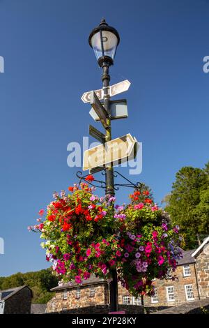 Großbritannien, Wales, Gwynedd, Snowdonia, Beddgelert, Hängekorb mit blumenmuster an der Lampe in der Mitte des Dorfes Stockfoto