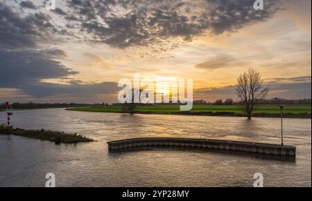 Winter Sonnenuntergang auf dem Fluss IJssel bei Doesburg, Provinz Gelderland, Niederlande Stockfoto