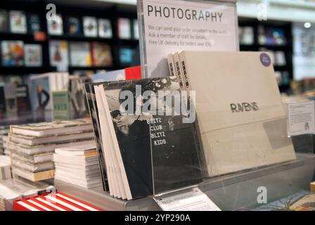 Fotobücher und Fotozines im Tate Modern Buchladen. Blitz Club Blitz Kids London, England 2017 2010er Jahre, UK HOMER SYKES Stockfoto