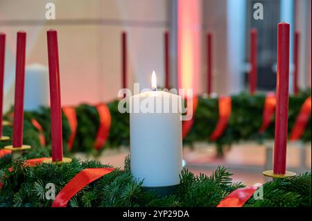 Diakonie-Praesident Schuch ueberreichte am Donnerstag, 28. November 2024, Bundestagsvizepraesidentin Goering-Eckardt Buendnis 90/die Gruenen im Bundestag den traditionellen Wichern-Adventskranz Foto vom 28.11.2024: Eine Kerze brennt am Kranz. Der Wichern-Adventskranz wird dem Bundestag seit 16 Jahren ueberreicht. Er geht auf den Begruender der Diakonie, Johann Hinrich Wichern, zurueck. Wichtig hatte den ersten Kranz dieser Art 1839 im Andachtsraum des Rauhen Hauses in Hamburg aufgehaengt, einer von ihm gegruendeten Einrichtung für elternlose und vernachlaessigte Kinder aus den Hamburger Elend Stockfoto