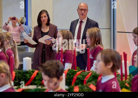 Diakonie-Praesident Ruediger Schuch hinten rechts hat Bundestagsvizepraesidentin Katrin Goering-Eckardt Gruene, hinten links stellvertretend für alle Abgeordneten und Mitarbeitenden im Bundestag den traditionellen Wichern-Adventskranz für das Parlament überreicht Foto vom 28.11.2024. Der Jugendchor des Evangelischen Johannesstifts sang zu der Uebergabe Weihnachtslieder. Der Wichern-Adventskranz wird dem Bundestag seit 16 Jahren ueberreicht. Er geht auf den Begruender der Diakonie, Johann Hinrich Wichern, zurueck. Wichtig hatte den ersten Kranz dieser Art 1839 im Andachtsraum des Rauhen Haus Stockfoto