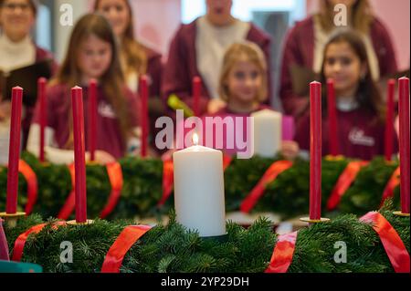 Diakonie-Praesident Schuch ueberreichte am Donnerstag, 28. November 2024, Bundestagsvizepraesidentin Goering-Eckardt Buendnis 90/die Gruenen im Bundestag den traditionellen Wichern-Adventskranz. Der Jugendchor des Evangelischen Johannesstifts sang zu der Uebergabe Weihnachtslieder Foto vom 28.11.2024. Der Wichern-Adventskranz wird dem Bundestag seit 16 Jahren ueberreicht. Er geht auf den Begruender der Diakonie, Johann Hinrich Wichern, zurueck. Wichtig hatte den ersten Kranz dieser Art 1839 im Andachtsraum des Rauhen Hauses in Hamburg aufgehaengt, einer von ihm gegruendeten Einrichtung für el Stockfoto